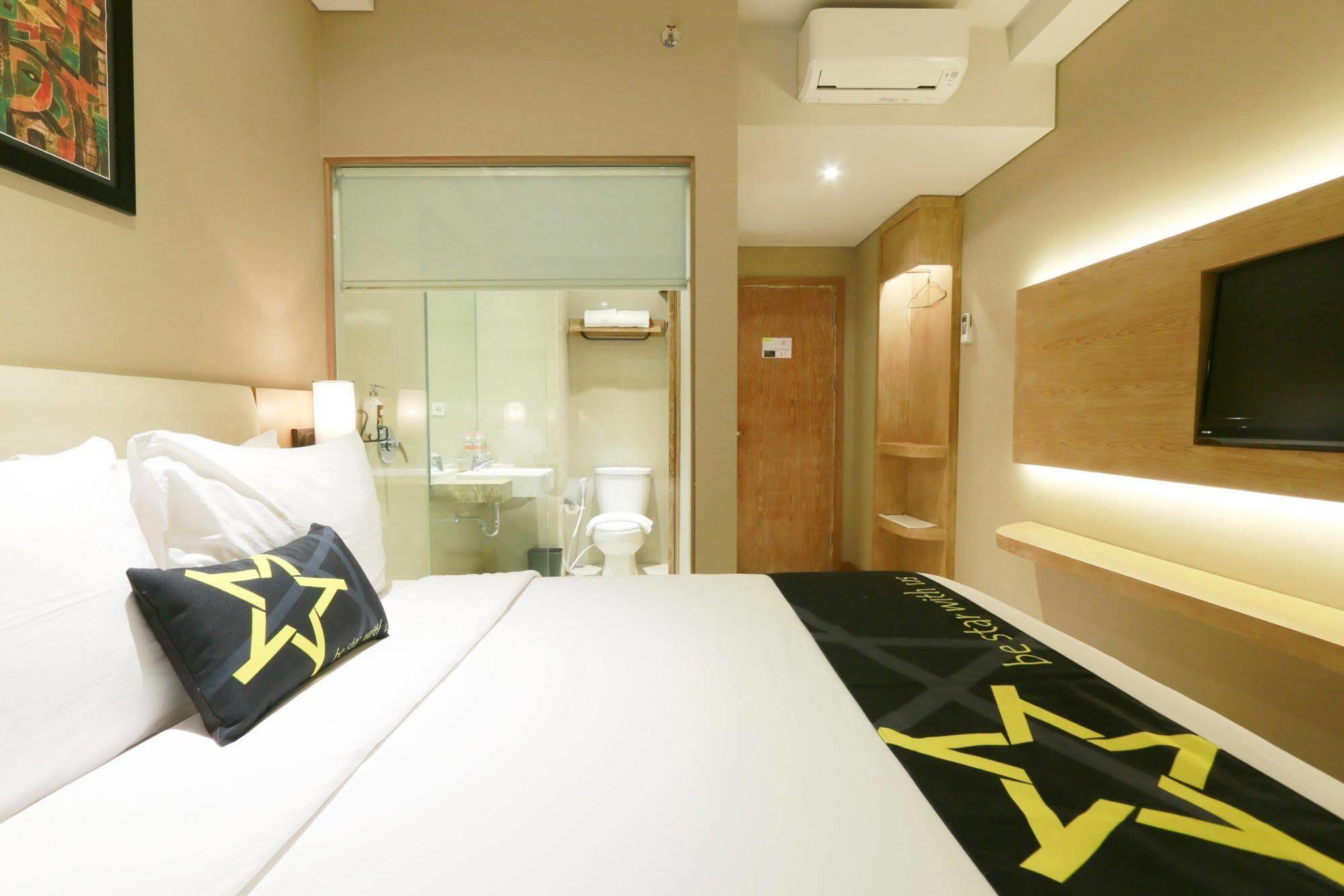Yellow Star Gejayan Hotel Kejayan Екстер'єр фото
