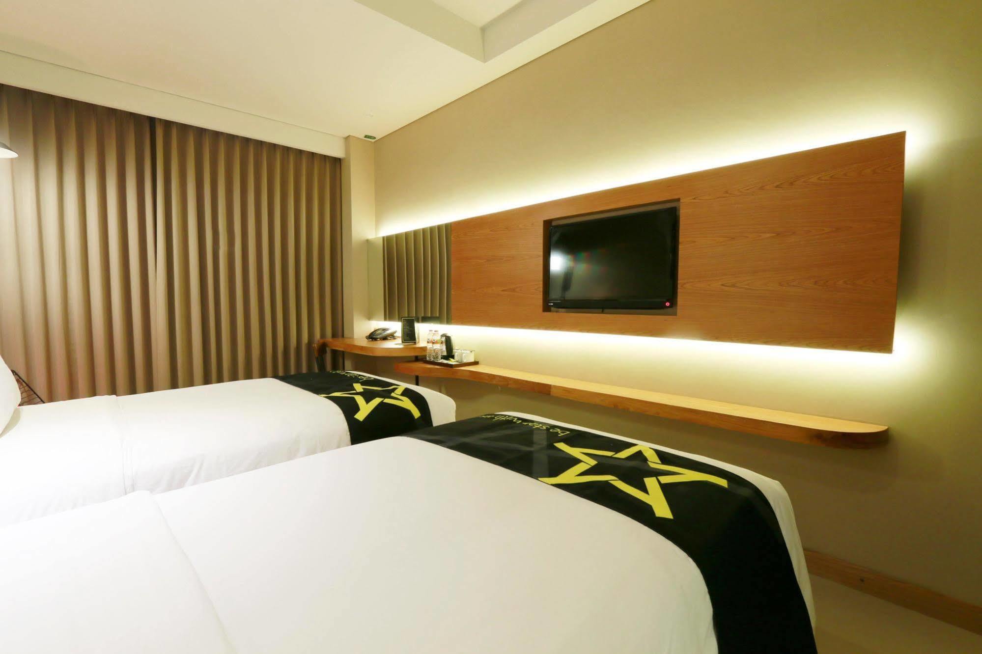 Yellow Star Gejayan Hotel Kejayan Екстер'єр фото